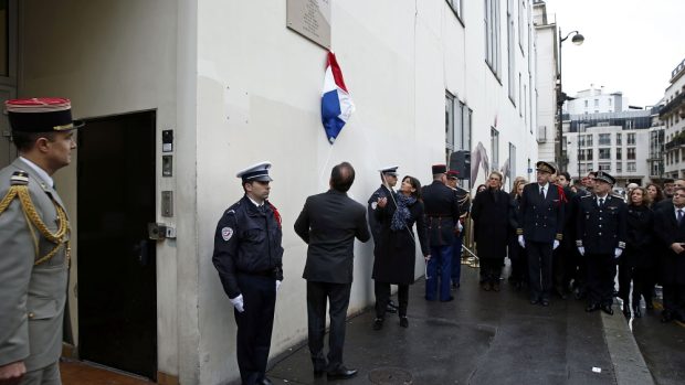 Francouzský prezident François Hollande tři pamětní desky, které připomínají atentát na redakci Charlie Hebdo