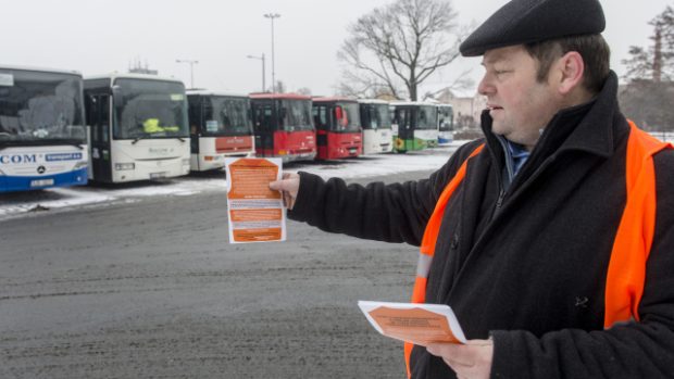 Část řidičů autobusů v Královéhradeckém kraji vyjela 5. ledna v reflexních vestách na protest proti tendru kraje na autobusové dopravce pro roky 2017 až 2026. Podpořili tím akci odborů nazvanou Vesty pro Královéhradecký kraj. Odbory žádají zrušení tendru