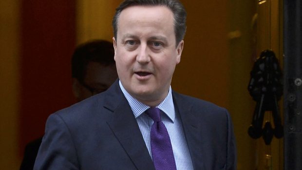 Britský premiér David Cameron vychází ze dveří v Downing Street v Londýně