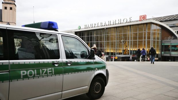 Policie před budovou hlavního nádraží v Kolíně nad Rýnem
