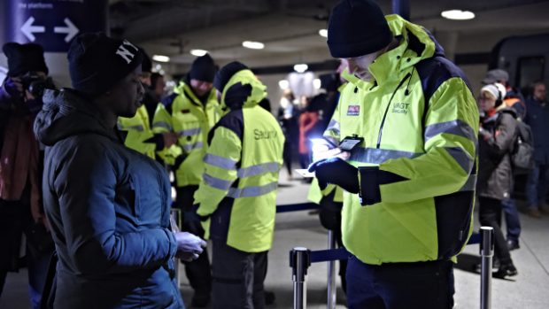 Kontrola dokladů na zastávce vlaku u letiště Kastrup v Dánsku. Zastávka je poslední před Öresundským mostem vedoucím do Švédska