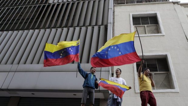Příznivci venezuelské opozice před národním shromážděním v Caracasu