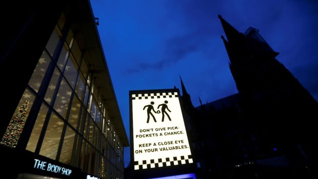 Kolín nad Rýnem, světelná tabule vyzývající k obezřetnosti před zloději (ilustrační foto)