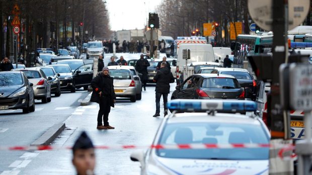 Francouzští policisté hlídkují v okolí policejní stanice, do níž se snažil proniknout muž s nožem