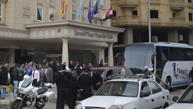 Policie vyšetřuje ozbrojený útok před hotelem v egyptské Gíze