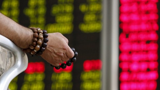 Investor na burze v Pekingu s obavami sleduje čtvrteční vývoj trhů