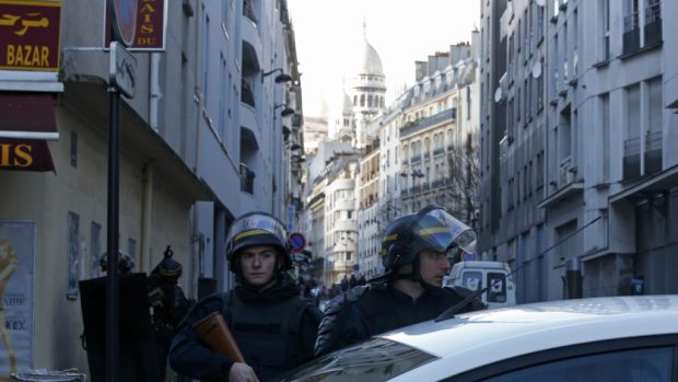 Francouzští policisté hlídkují v okolí policejní stanice v Paříži, do níž se snažil proniknout muž s nožem