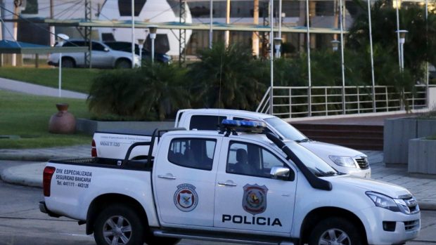 Policejní vozy před sídlem CONMEBOLu v Paraguayi
