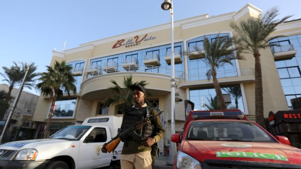 Egyptské bezpečnostní složky hlídají hotel Bella Vista v centru Hurghady
