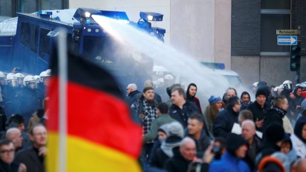 Policie proti pochodu Pegidy v Kolíně nad Rýnem zasáhla vodními děly