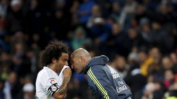 Zinédine Zidane při své premiéře na lavičce madridského Realu promlouvá s obráncem Marcelem