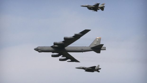 Americký bombardér B-52 v doprovodu dvou bojových letounů přeletěl nad Jižní Koreou