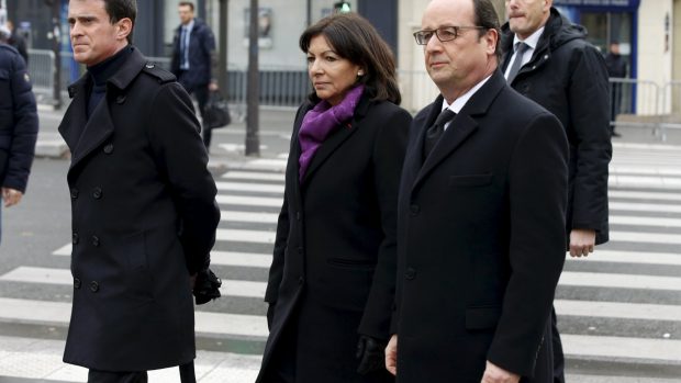 Francouzský premiér Manuel Valls, starostka Paříže Anne Hidalgová a prezident François Hollande uctili oběti teroristických útoků z ledna a listopadu loňského roku