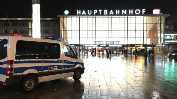 Centrum Kolína hlídají desítky policistů. Úřady mají obavy z další eskalace