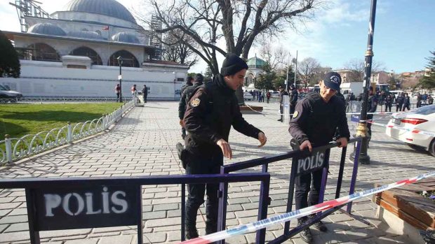 Policisté hlídají historické centrum Istanbulu, kde došlo k výbuchu
