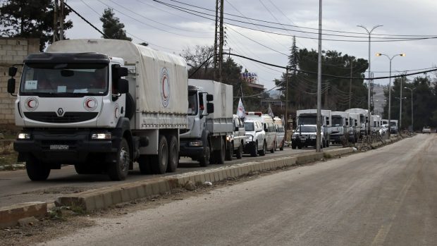 Kolona aut s humanitární pomocí dorazila do západosyrského města Madája