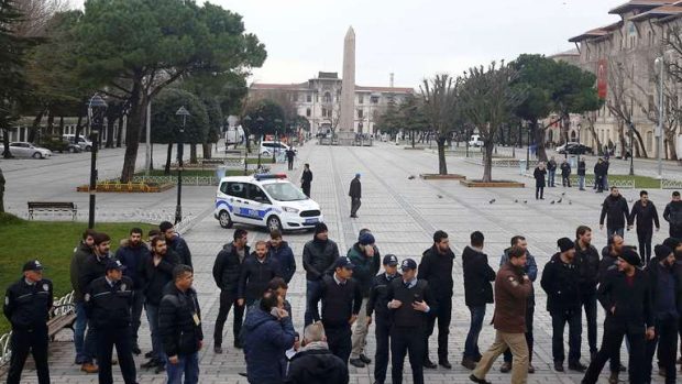 Policie a bezpečnostní služby zabezpečily oblast v centru Istanbulu, kde v úterý došlo k sebevražednému útoku