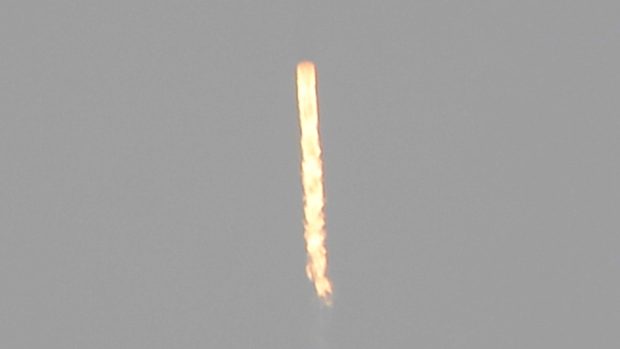 Plameny z motorů rakety Falcon 9 společnosti SpaceX nad kalifornskou základnou Vandenberg
