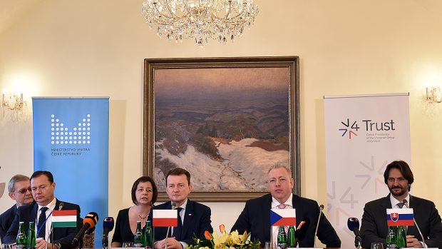 Zleva maďarský velvyslanec Tibor Petö a ministři vnitra Mariusz Błaszczak (PL), Milan Chovanec (CZ) a Robert Kaliňák (SK)