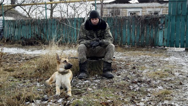 Bojovník se svým psem na Donbasu
