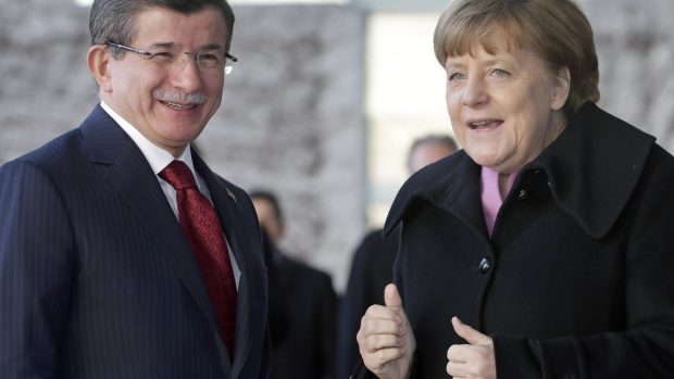 Turecký premiér Ahmet Davutoglu jednal v Berlíně s německou kancléřkou Angelou Merkelovou