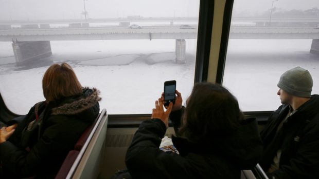 Cestující ve Washingtonu fotografuje sněžení na řece Potomac