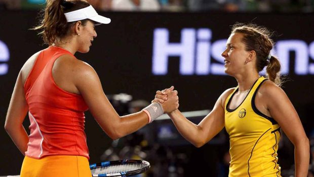 Česká tenistka Barbora Strýcová si po vítězství ve třetím kole Australian Open podává ruku s poraženou Španělkou Garbiňe Muguruzaovou