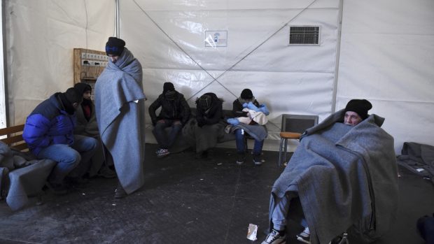 Z Řecka proudí dál do Evropy tisíce uprchlíků