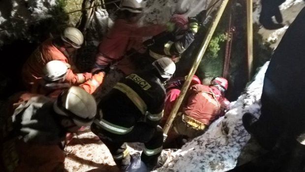 Záchrana jeskyňáře, který u obce Holštejn na Blanensku uvíznul v jedné ze zdejších jeskyní