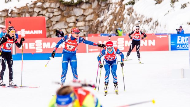 Gabriela Soukalová předává štafetu Veronice Vítkové v biatlonovém závodu v italské Anterselvě