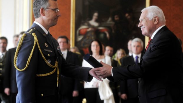 Český brigádní generál František Mičánek byl zvolen děkanem prestižní vojenské školy NATO Defence College se sídlem v Římě (na archivním snímku z května 2012 jej jmenuje do hodnosti brigádního generála tehdejší prezident Václav Klaus)