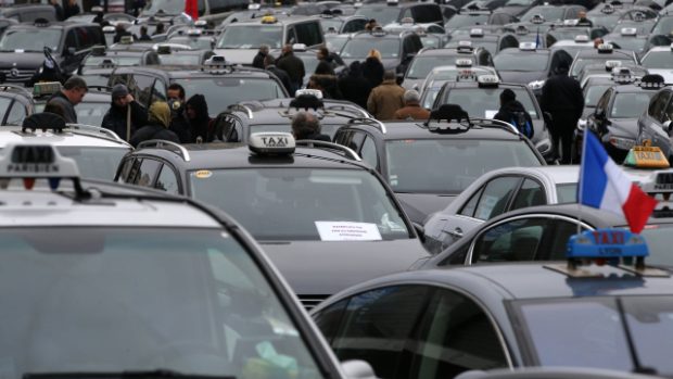 Taxikáři ve Francii protestují proti nekalé konkurenci