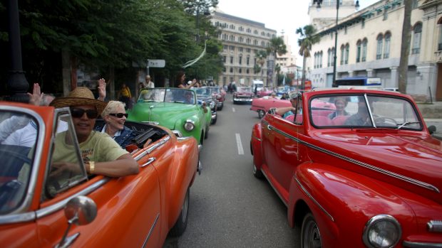 Turisté se projíždí ulicemi staré Havany