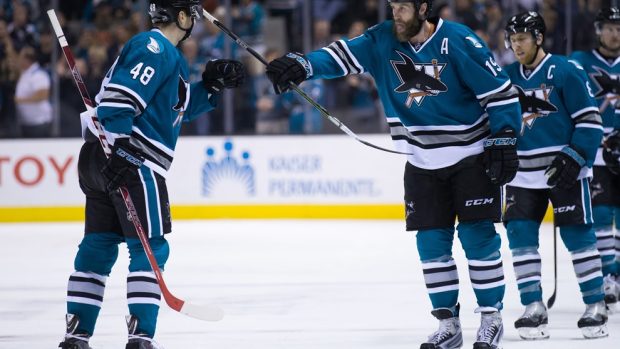 Tomáš Hertl se raduje z gólu se svými spoluhráči ze San Jose