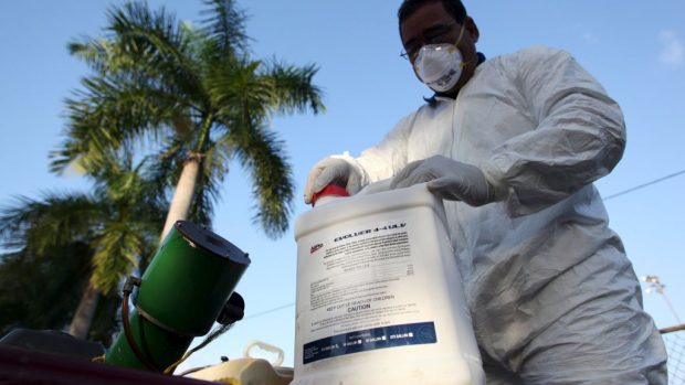 Pracovník připravuje insekticid proti komárům v San Juanu, hlavním městě Portorika