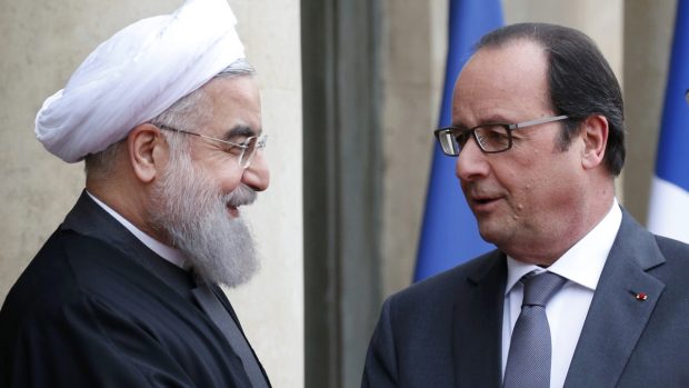 Íránský prezident Hasan Rouhaní a francouzský prezident François Hollande v Paříži