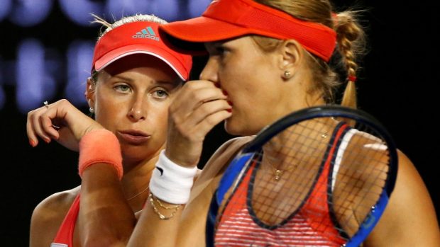 Andrea Hlaváčková (vlevo) s Lucií Hradeckou ve finále Australian Open