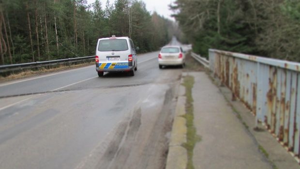 Z dálničního mostu u Větrného Jeníkova házel neznámý muž kameny po autech