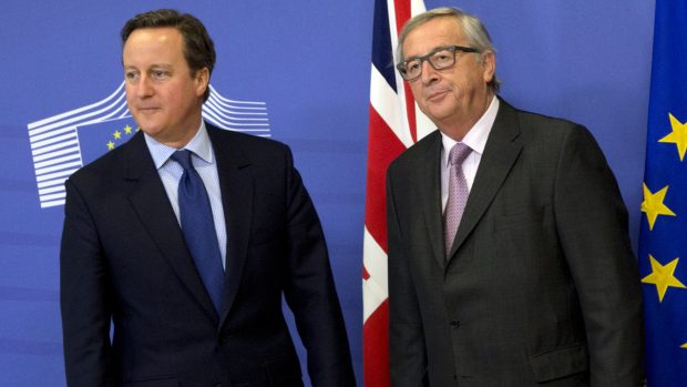 Britský premiér David Cameron s šéfem Evropské komise Jeanem-Claudem Junckerem