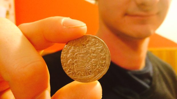 Desítky stříbrných mincí objevil v dřevohostickém lese mladý archeolog Martin Skříčka