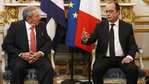 Francouzský prezident Holland na setkání s kubánskou hlavou státu Castrem v Elysejském paláci v Paříži