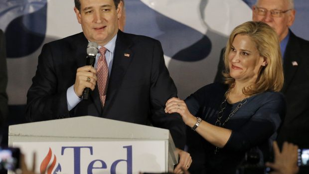 Senátor Ted Cruz vyhrál první republikánské stranické hlasování v Iowě