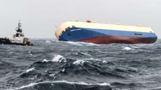 Záchranáři pomalu táhnou opuštěnou nákladní loď v Biskajském zálivu do španělského přístavu