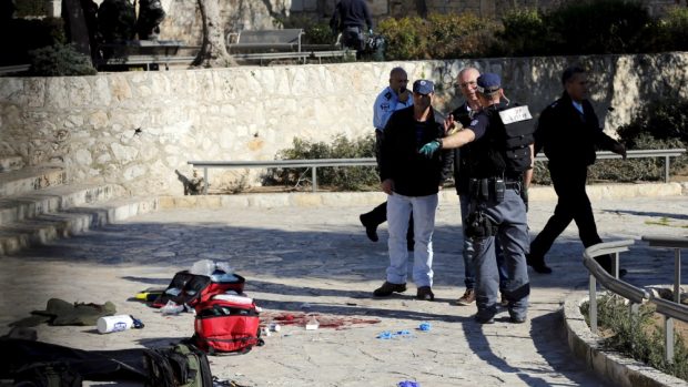 Izraelští policisté na místě útoku nedaleko Damašské brány