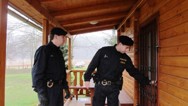 Policisté kontrolují chatovou osadu u Kácova na Kutnohorsku