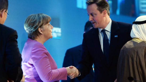 Německá kancléřka Angela Merkelová a britský premiér David Cameron na dárcovské konferenci v Londýně