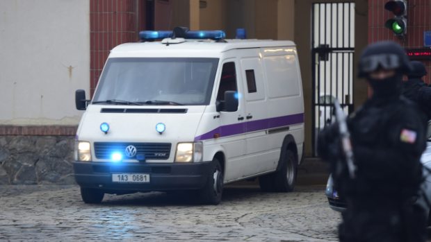 Policejní dodávka opouští areál pražské pankrácké věznice, kde média čekala na odjezd Libanonce Alího Fajáda