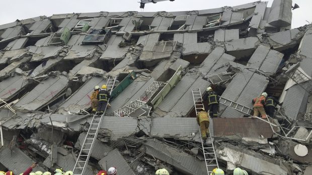 Záchranáři zasahují ve zříceném bytovém komplexu ve městě Tchaj-nan