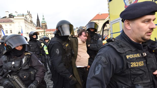 Policejní zásah na Hradčanském náměstí v Praze, kde se dnes konala hlavní demonstrace proti islámu