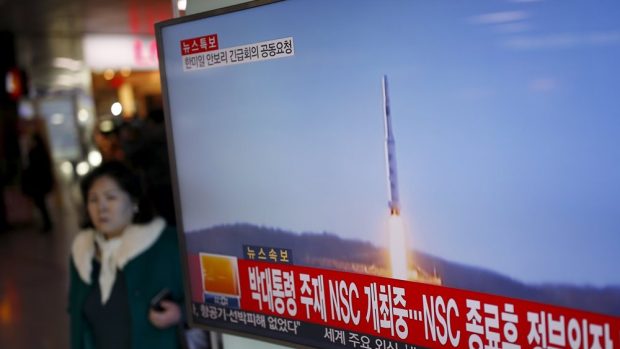 Jihokorejská televize informuje o vypuštění severokorejské rakety dlouhého doletu. Snímek z nádraží v Soulu